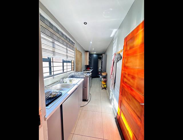 5 BEDROOM FREEHOLD FOR SALE IN ROCKDALE